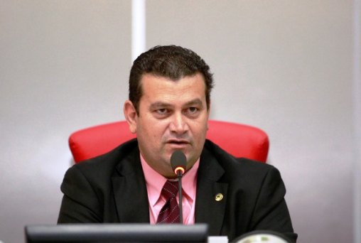 Ezequiel parabeniza funcionalismo pelo Dia do Servidor Público