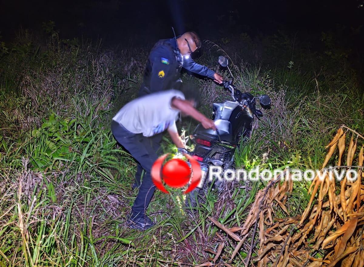 MADRUGADA: Casal tem moto roubada em praça e PM age rápido atrás de campo de futebol 