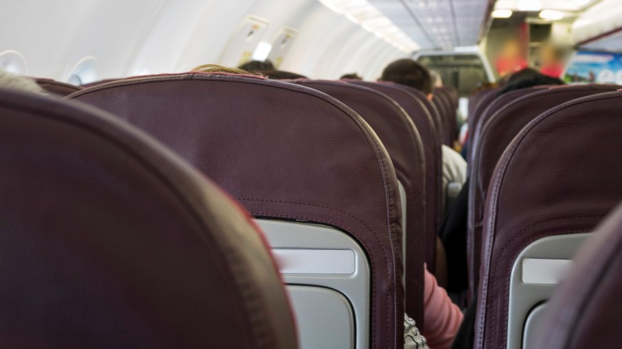 AVIAÇÃO SEGREGADA: Companhia passará a cobrar para passageiros reclinarem assentos