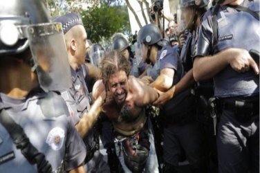 Com bombas e uma prisão, policiais impedem começo de protesto em São Paulo