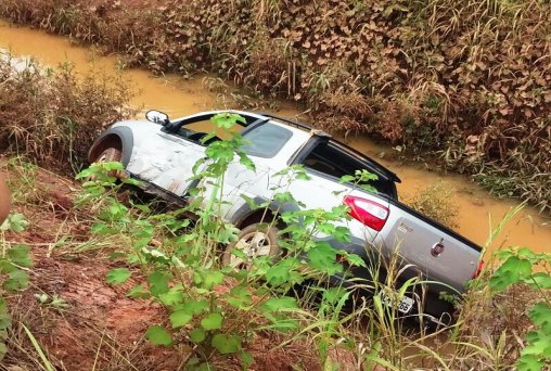 Mulher bate em moto e cai com carro dentro de vala