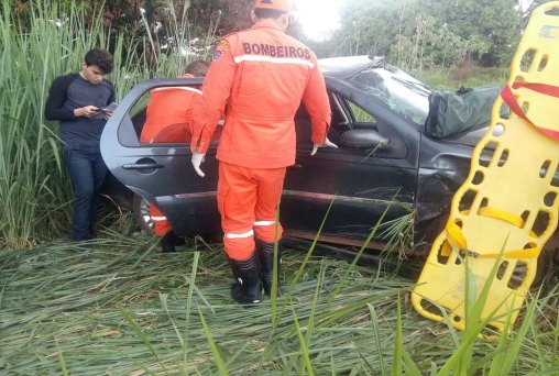 Motorista perde direção do veículo e capota na Estrada dos Japoneses