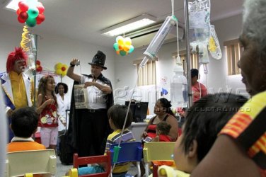 Crianças do Cosme e Damião recebem visita de palhaços e voluntários