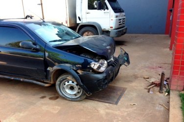 Motorista entra na contramão, atropela motociclista e bate em muro após fugir