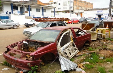 CENA DA CIDADE – Lixo e até carcaça de automóvel enfeitam praça na principal avenida no centro da cidade