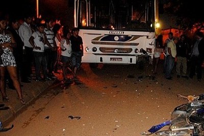 TRÁGICO - Duas pessoas morrem em grave colisão com ônibus na capital
