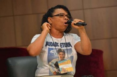 Mãe de dançarino assassinado diz que Regina Casé é uma farsa