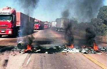 PARALISAÇÃO IV - Familiares de PMs de Rondônia bloqueiam BR-364 sentido Cuiabá - Porto Velho - FOTOS E VÍDEO