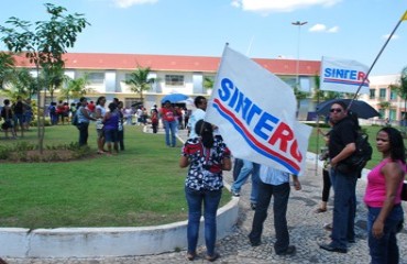 EDUCAÇÃO - Mais de 100 professores fazem protesto em frente da sede da Prefeitura exigindo providências sobre o PCCS - 