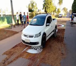 Policial Militar destrói tapete de Corpus Christi com carro 