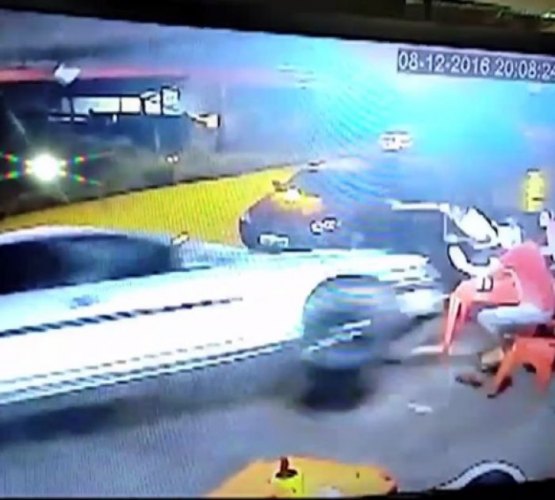 Carro bate em moto, invade bar e mata duas pessoas; vídeo