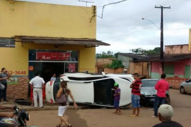 CAOS NO TRÂNSITO - Motorista avança cruzamento, provoca acidente e capota na zona Sul