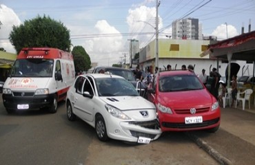 CENA DA CIDADE - Engavetamento de veículos  por falta sinalização deixa ciclista com perna fraturada - FOTOS