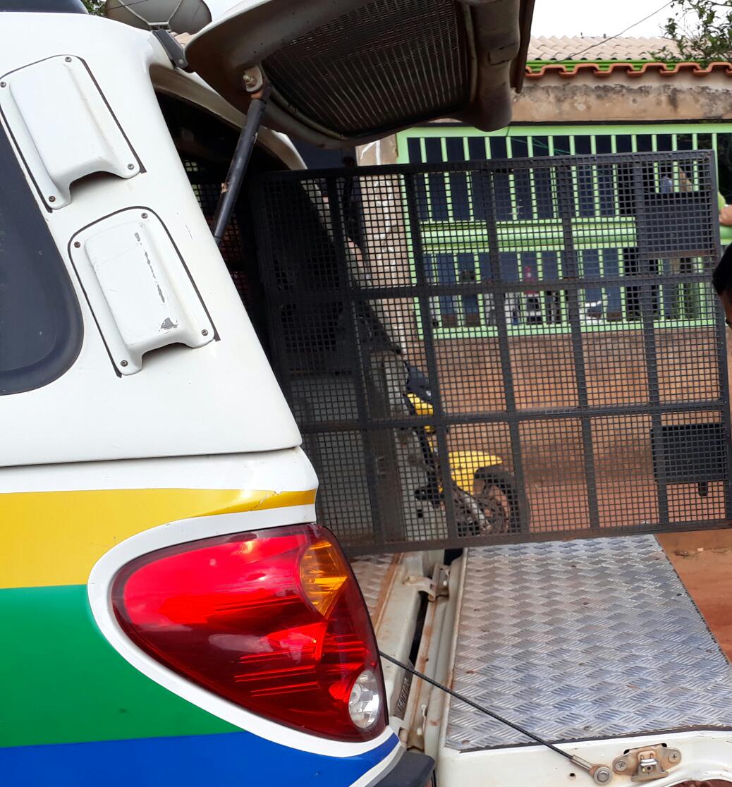 NO CENTRO: Mulher é roubada em parada de ônibus e menor acaba surrado