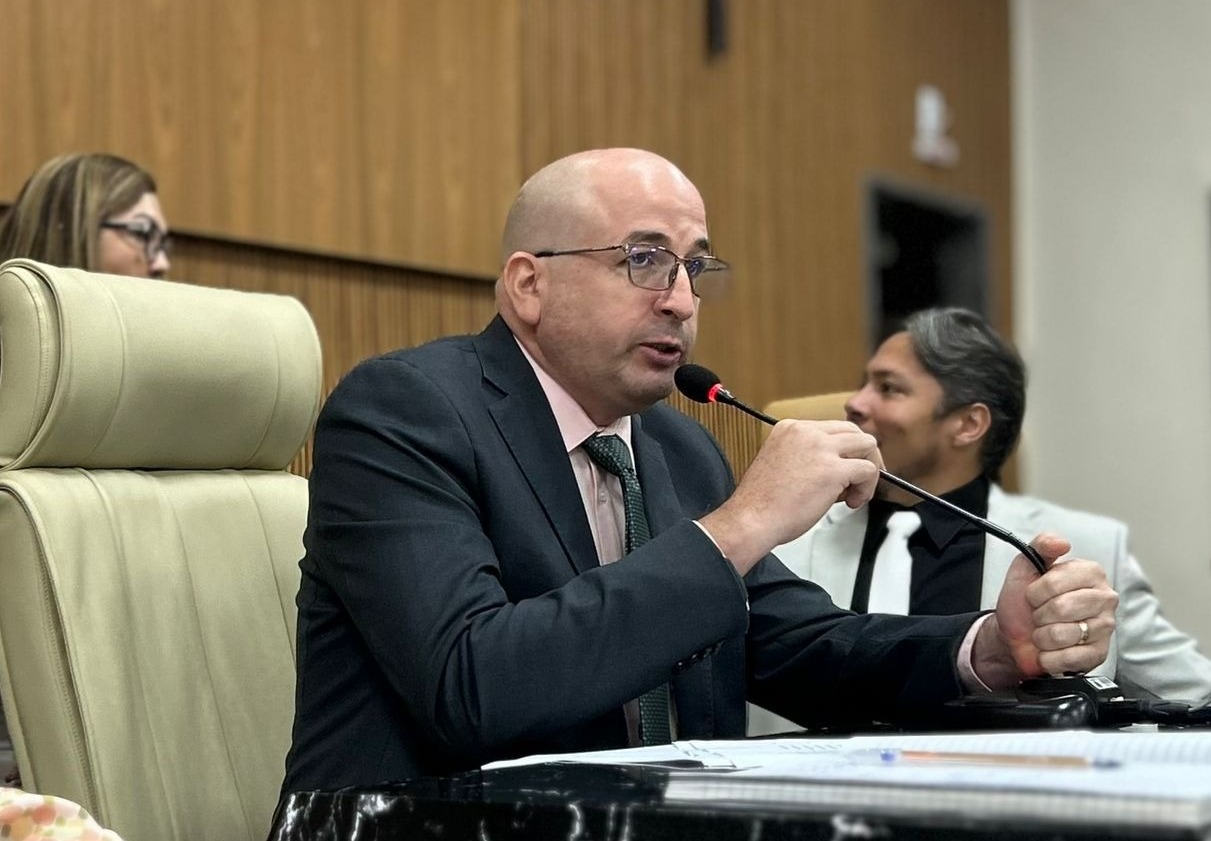 SEGURANÇA NA ESCOLA: Gedeão Negreiros exige operação tapa-buracos e limpeza no Marcos Freire