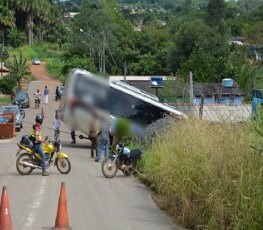 Micro-ônibus desgovernado invade residência