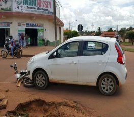 Acidente de trânsito envolvendo carro e moto deixa uma pessoa ferida