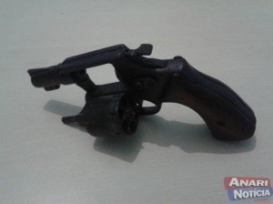 Menor é apreendida com arma de fogo em Lanchonete 