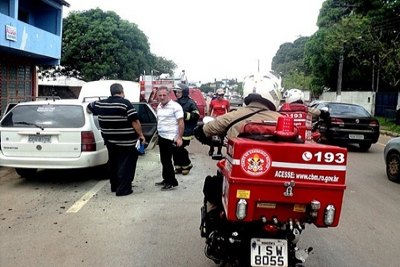 SINISTRO - Veículo pega fogo e motor explode em avenida no centro da Capital
