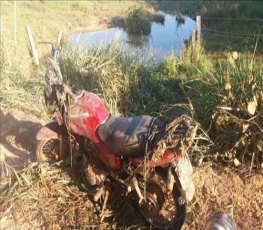 Idoso morre ao cair com moto dentro de igarapé