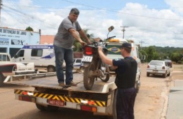 JARU – Policiais recuperam motocicleta roubada