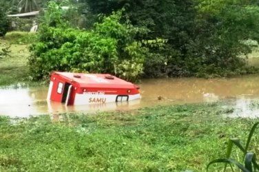 Ambulância que prestava socorro cai em rio durante as chuvas