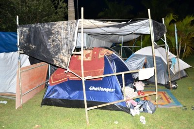 Comunidade completa quatro dias acampada na prefeitura 