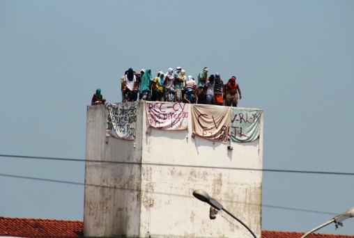 Presos sobem em caixa d’água e exibem bandeira de Paz, Justiça e Liberdade