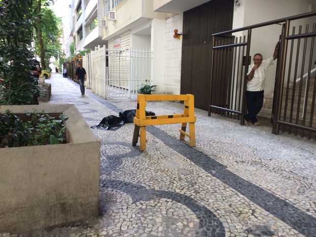 Mulher cai de prédio em Copacabana e atinge pedestre