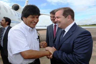 ACREAOVIVO - Evo Morales é recebido por autoridades em Rio Branco