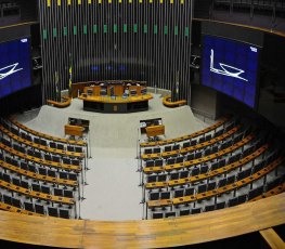 Apenas dois deputados vão à Câmara e leitura de denúncia é cancelada