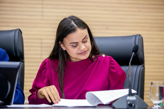 TAISSA SOUSA: Deputada entrega micro-ônibus para Colégio Tiradentes em Guajará-Mirim