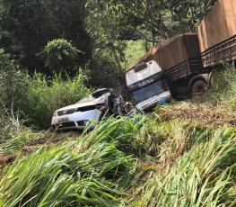 Grave acidente na BR-364 deixa um morto e três seriamente feridos - VÍDEO