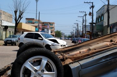 Carro capota após colisão no centro da cidade
