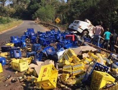 Caminhão de bebidas tomba e carga fica espalhada na RO-481