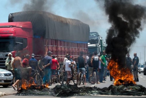 Caminhoneiro que fechar estrada pagará multa de R$ 1.915, diz ministro da Justiça