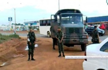 GREVE DA PM - Ação do exército quase termina em confronto entre PM E PE na frente do 5º BPM – Vídeo