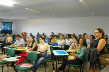 Professores passam por treinamento para trabalhar com surdos