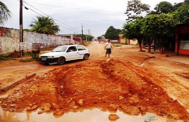 LIMPEZA - Cascalho jogado em buraco de rua do bairro Caladinho dificulta acessibilidade - FOTOS E VÍDEO 