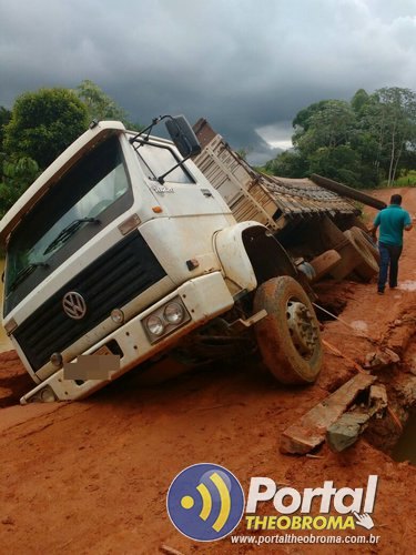 Caminhão carregado de madeira destrói ponte na zona rural