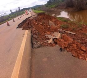 Erosão abre cratera na BR 364 sentido AC