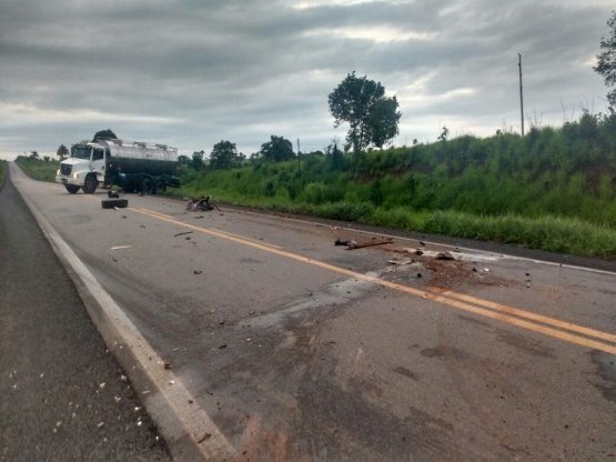 RODOVIA DA MORTE - Forte colisão deixa dois feridos e um preso às ferragens