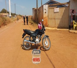 Colisão entre carro e moto deixa pai e filha feridos na avenida 34
