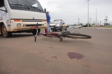 Acidente entre caminhão e bicicleta deixa jovem ferida