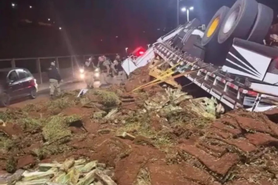MINAS GERAIS: Caminhão com tonelada de maconha tomba em frente ao Batalhão da PM