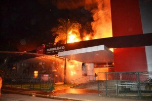 VÍDEO - Park Shopping é destruído por incêndio