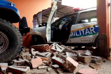 Equipe da PM se choca com muro de residência durante perseguição na zona Leste