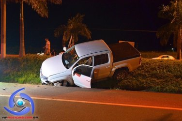 Mulher perde controle de veículo e só para em ribanceira