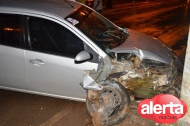 Motorista perde o controle e bate em poste