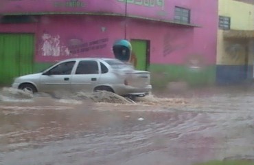 CHUVA - Frente de escola é tomada pela água - Fotos  